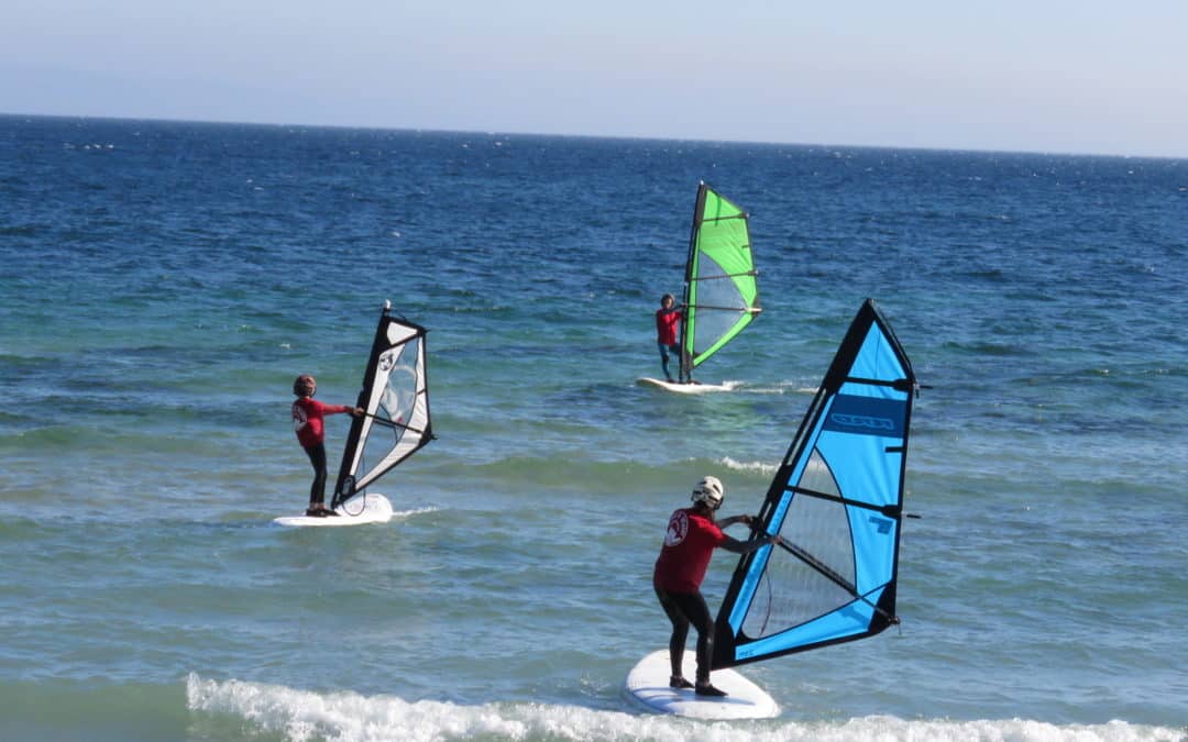 Clases de windsurf en Tarifa: 10 razones excelentes para inscribirte este verano
