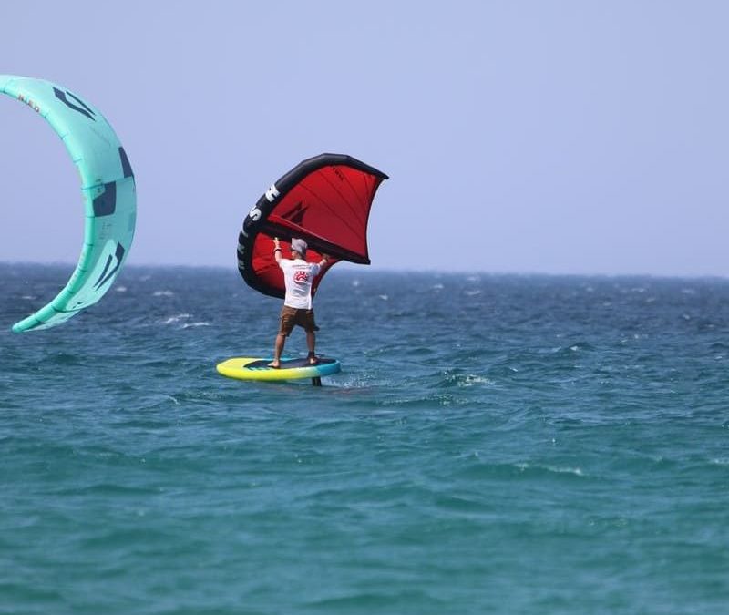 Practicando windsurf, wingfoil y kitesurf en Tarifa, guía para elegir el mejor deporte acuático