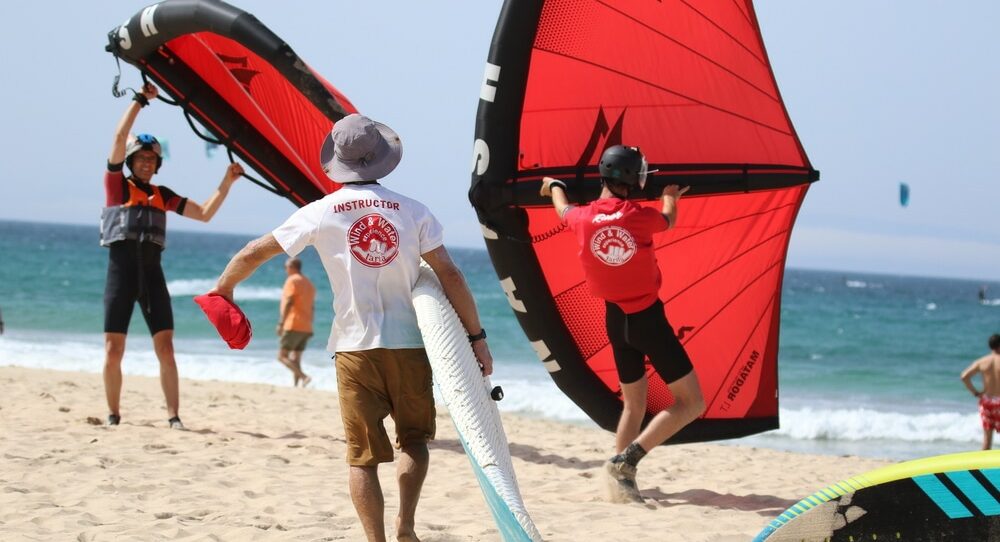 Principiante aprendiendo Wing Foil en Tarifa con instructor