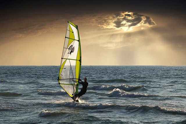 Los Mejores Momentos para Hacer Windsurf en Tarifa: Temporada y Condiciones