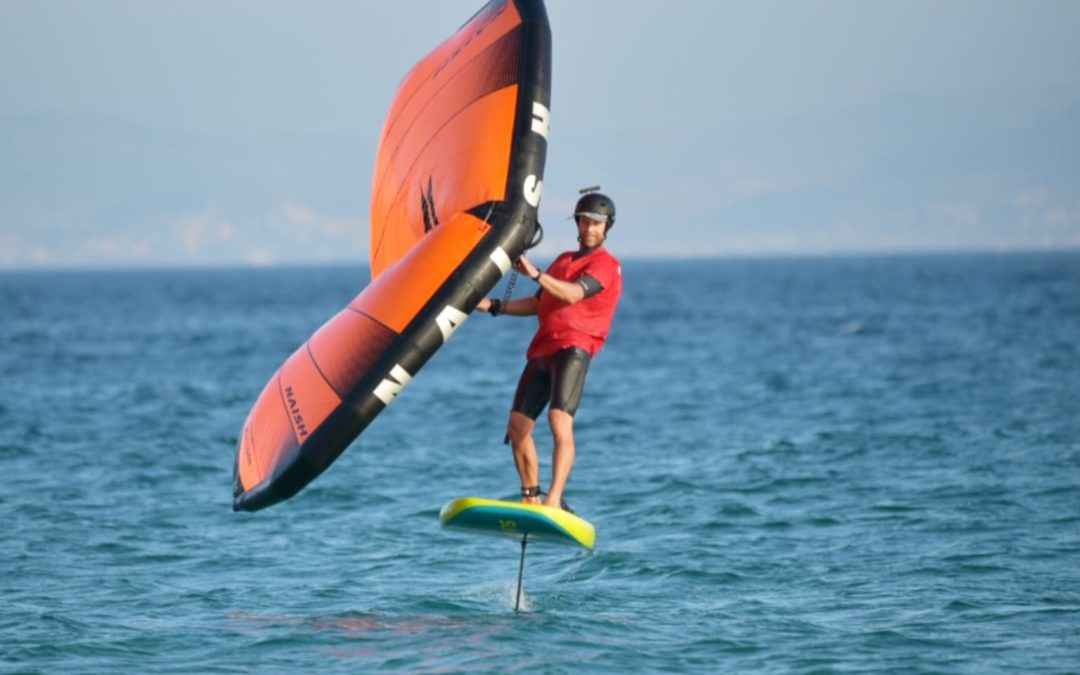 ¿Qué Material de Wingfoil Comprar Tras un Curso Básico en Tarifa?