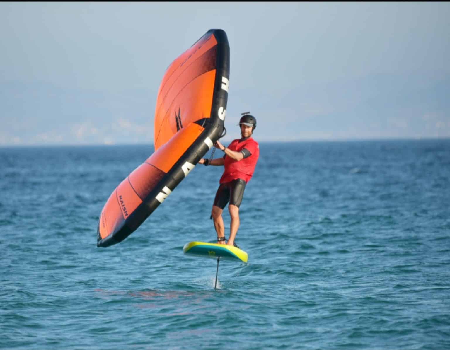 cómo empezar a aprender Wingfoil Qué Material de Wingfoil Comprar Tras un Curso Básico en Tarifa